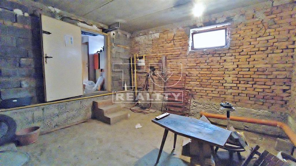 Zaujímavý rodinný DOM s veľkým pozemkom v tichej... - 14