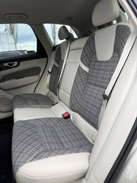 Volvo XC60 D5 Momentum AWD A/T - 14