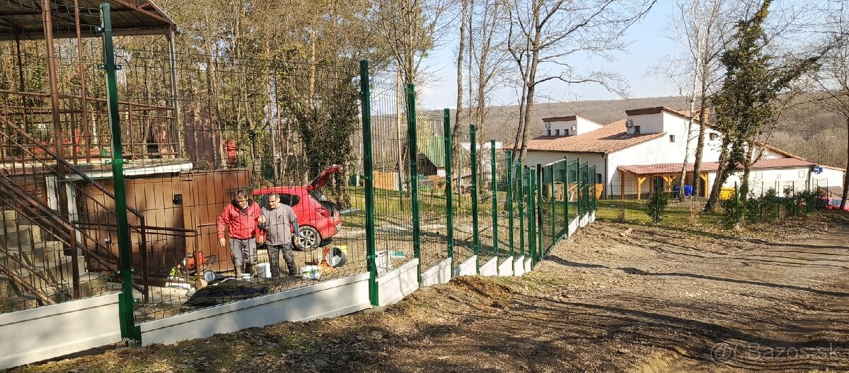 Montáž oplotenia... - 14
