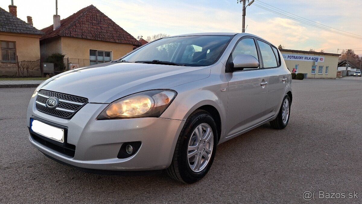 Kia Ceed 1.6 CRDi MAXIMÁLNE ZACHOVALE - 14