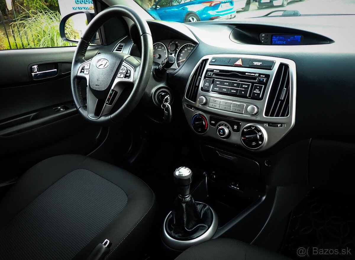 HYUNDAI i20 1.25 benzin - 83tis km-2014-LED-KLIMA-VYHREV SED - 14