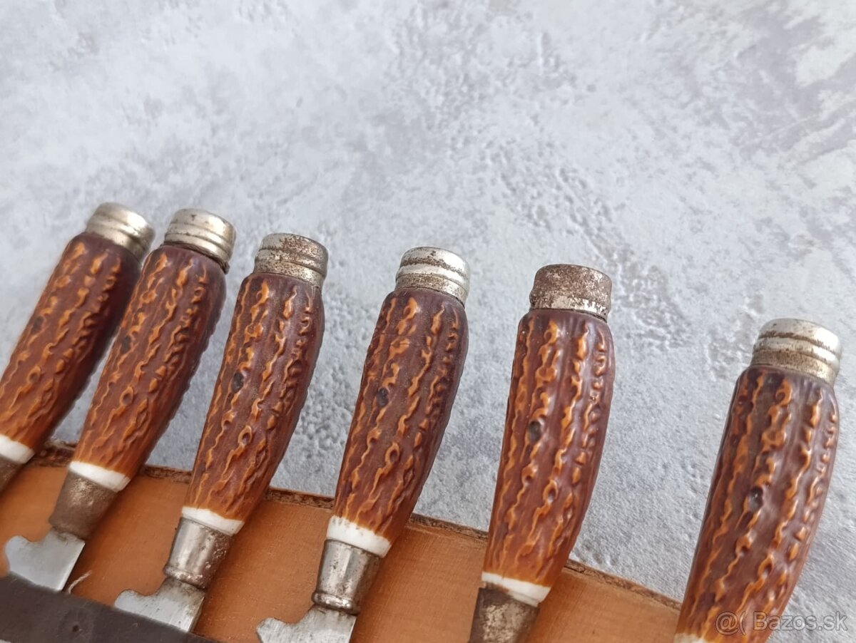 6 x malé nožíky v řadě na dřevéné podložce z břízy. - 14