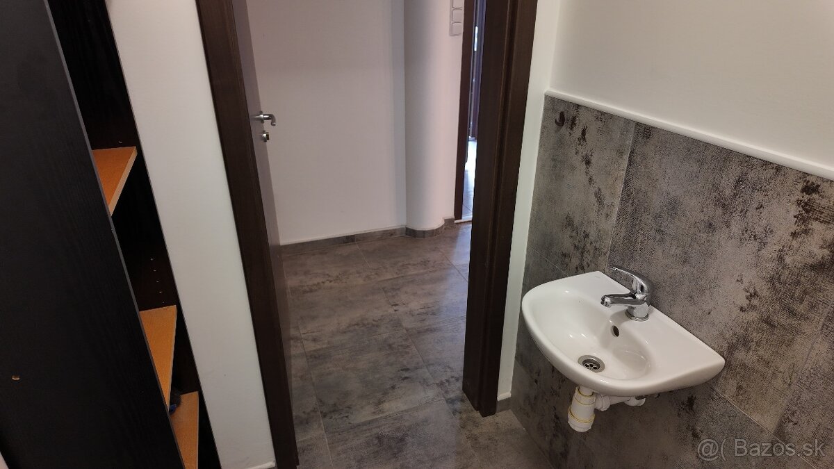 2x obchodné priestory v centre DS, Sládkovičová - 14