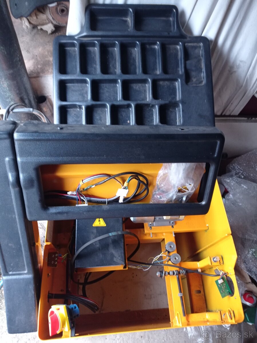 Vyvažovačka UNIMAX C99-01 - 14