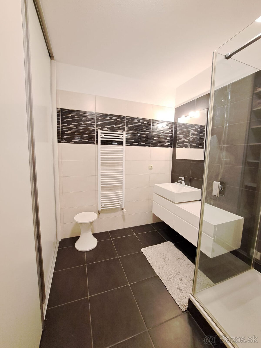 Na krátkodobý prenájom priestranný 2-izbový byt v centre PP - 14