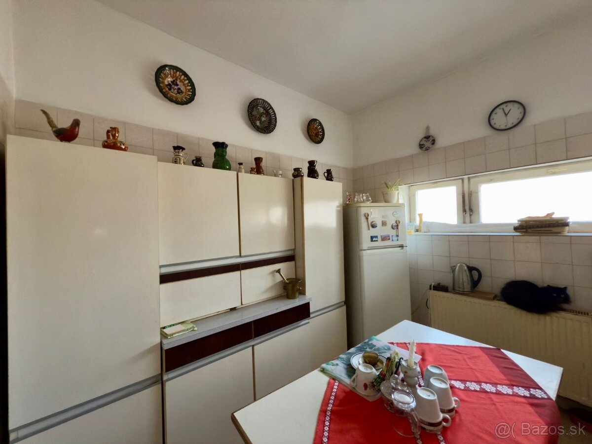 MAĎARSKO - GONC 6 IZBOVÝ POSCHODOVÝ RD S TERASOU, PIVNICOU, - 14