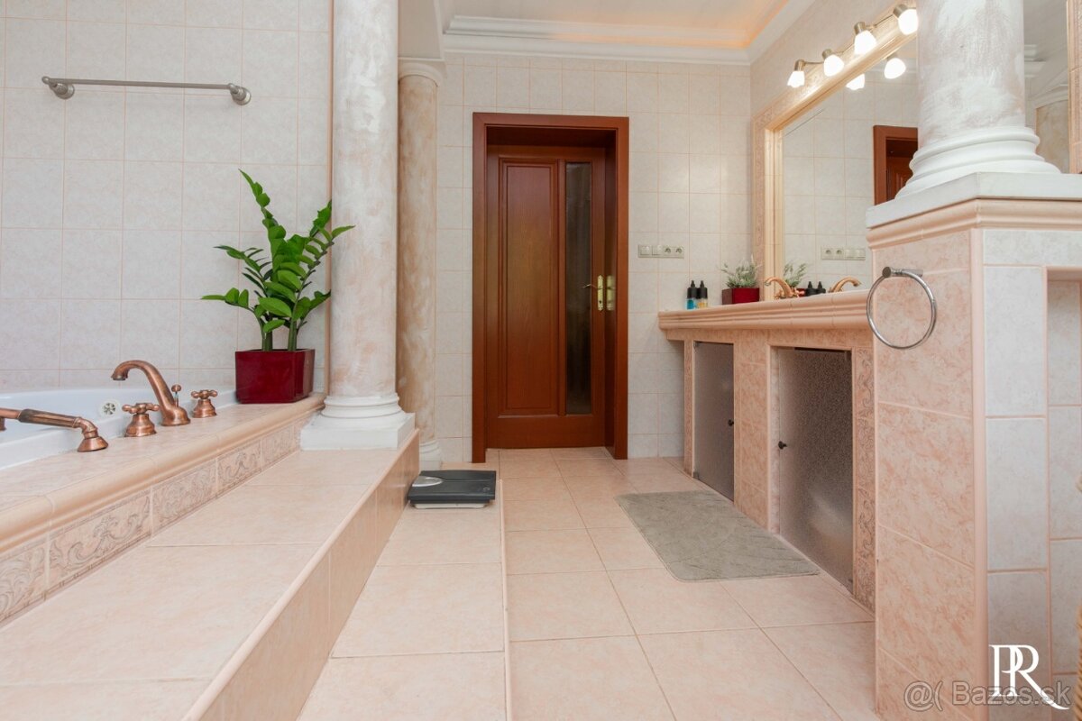 JEDINEČNÝ 5 IZBOVÝ RODINNÝ DOM S BAZÉNOM A KRÁSNOU ZÁHRADOU - 14