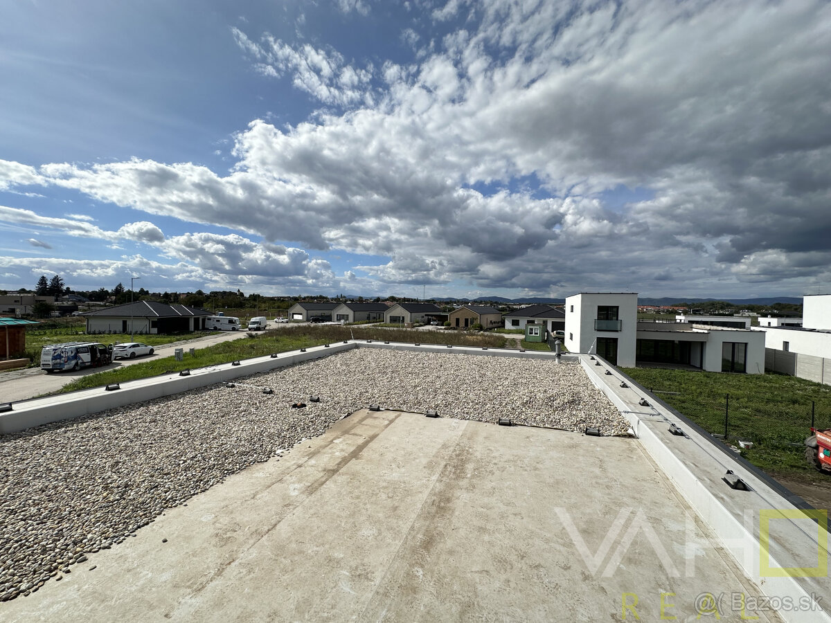 Exkluzívny 5-izbový rodinný dom s garážou a terasou – Biely - 14