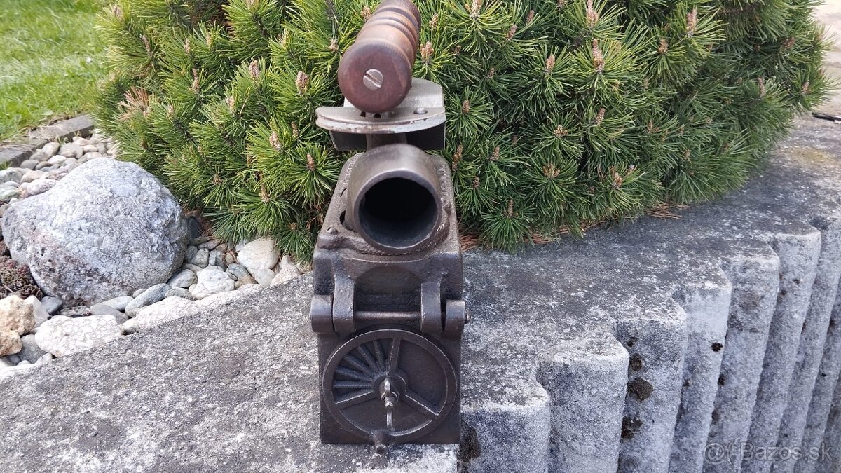 Obrovská komínová velmi stará sbírková žehlička D.R.G.M. - 14