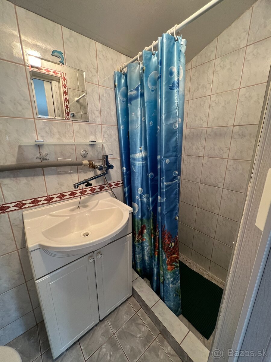 Pozemok s chatou a mólom priamo na brehu Malého Dunaja - 14