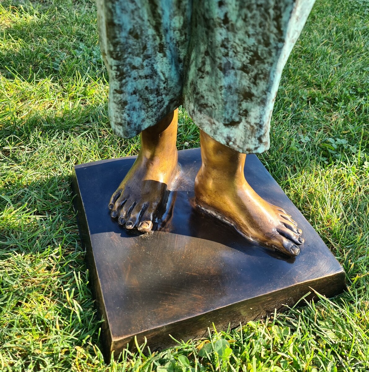 Bronzová socha-Dívka s jablky-kolorovaná-UNIKÁT - 14