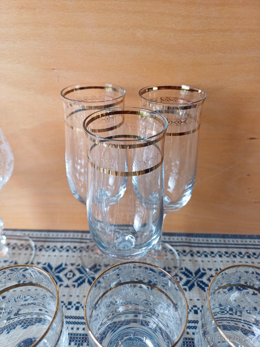 Socialisticke pohare, keramika a mosadzne predmety - 14