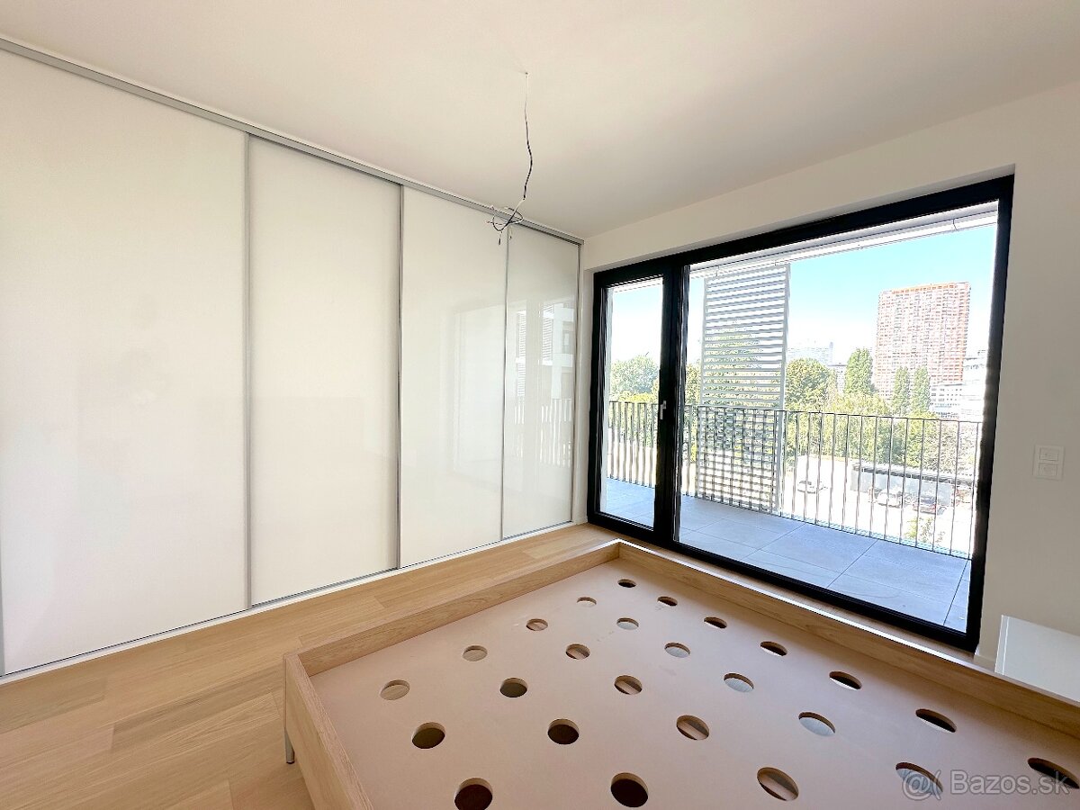 NA PREDAJ: 2 IZBOVÝ BYT PRÍSTAVNÁ - 14