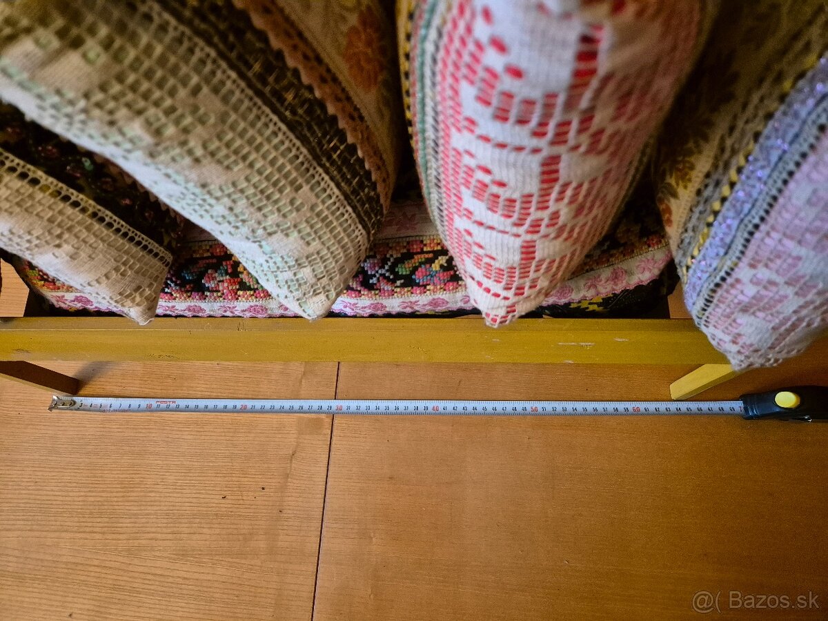 Predám veľkú postielku z vyšívanými vankúšmi - 14