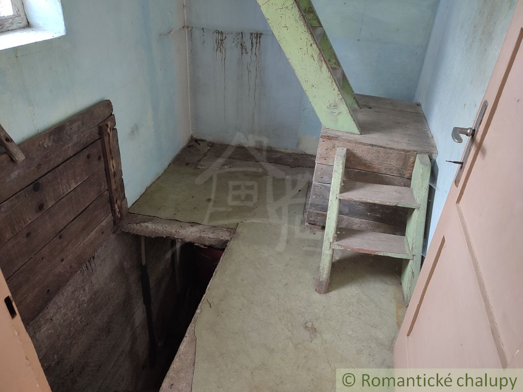 Staršia chalupa s hospodárskymi budovami na pozemku 1550 m - 14
