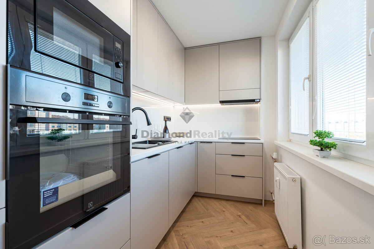 NA PREDAJ ZREKONŠTRUOVANÝ 3-IZBOVÝ BYT NA ULICI VÝSTAVBY, KO - 14