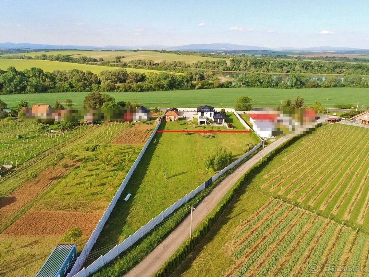 VRÁBLE - rodinný dom s pozemkom 2000 m2 - 14