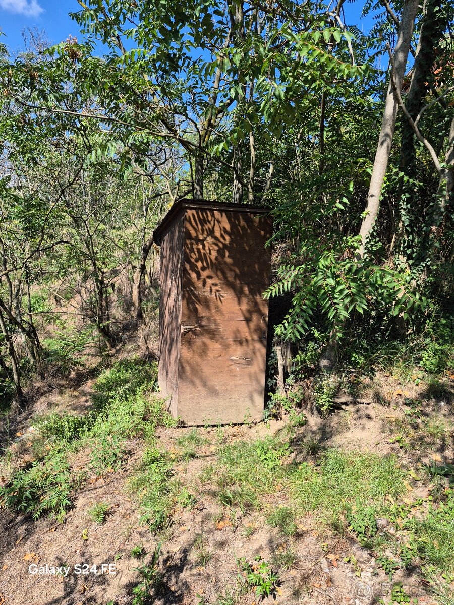 Chatka neďaleko Hrona v krásnej prírode - 14