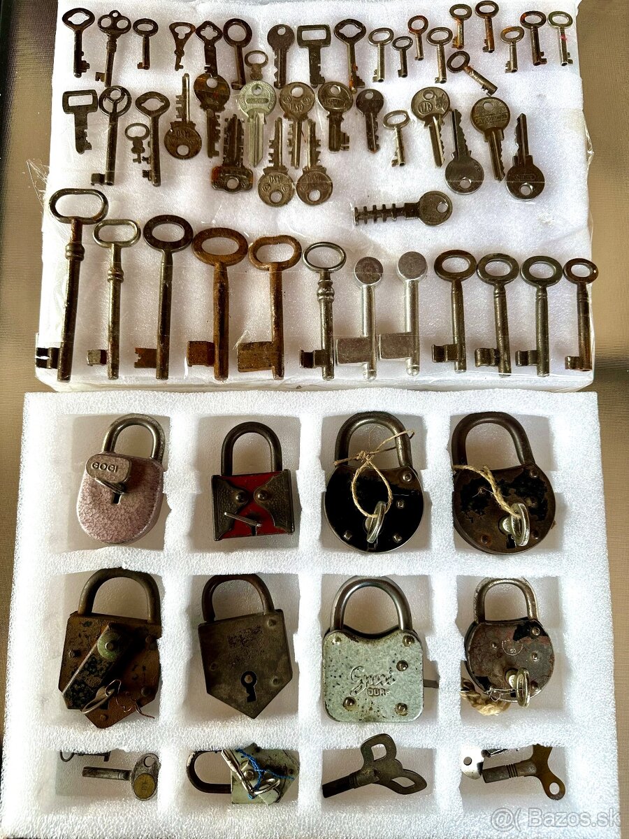 Staré veci z pôdy-staré figúrky, kordy, kalamar, šachovnice - 14