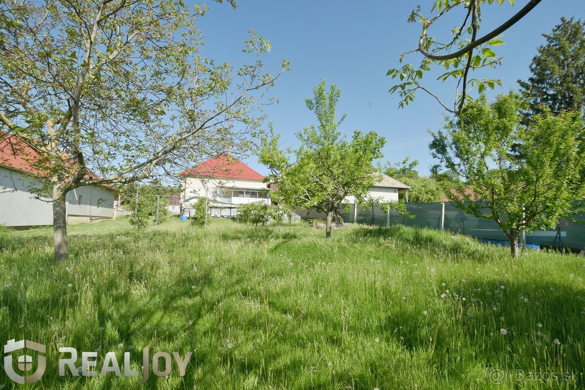 Ponúkame na predaj rodinný dom s garážou a veľkým pozemkom v - 14