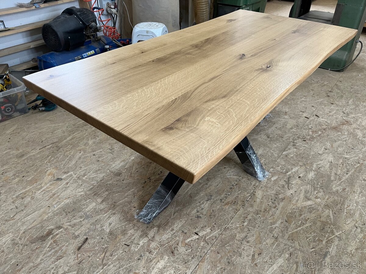 Masívny jedálenský stôl s prírodnou hranou - 14