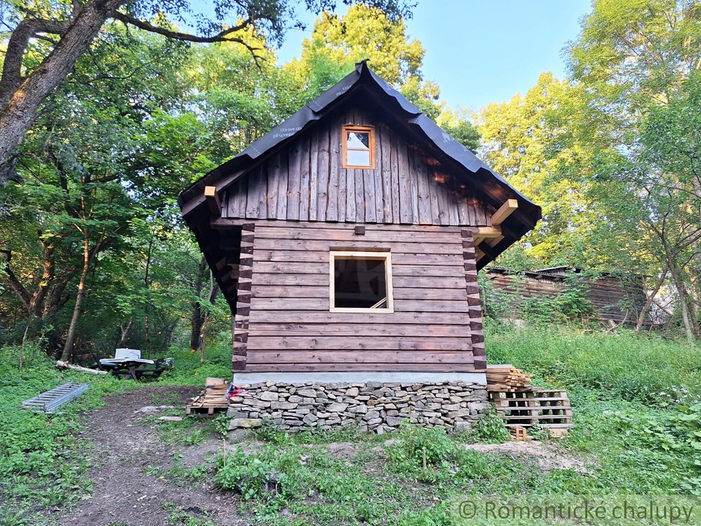 Dve drevenice na jednom pozemku v horách Javorníkov na pre - 14