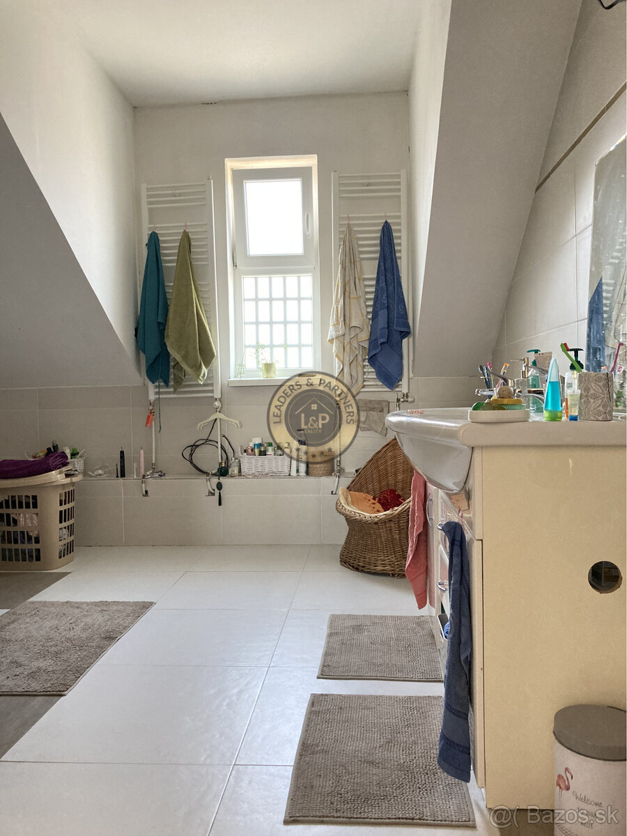 PREDAJ veľký 6izbový rodinný dom Bezenye. - 14