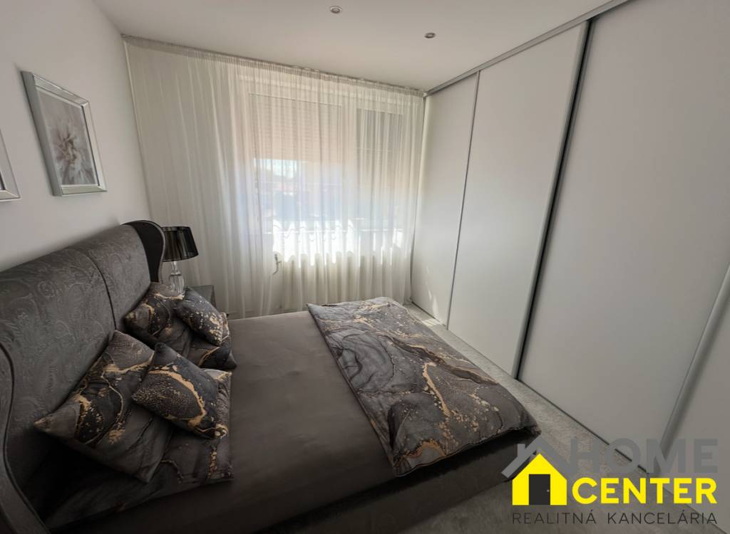 PREDAJ : ŠTÝLOVÝ RODINNÝ DOM S BAZÉNOM, KOMÁRNO - 14