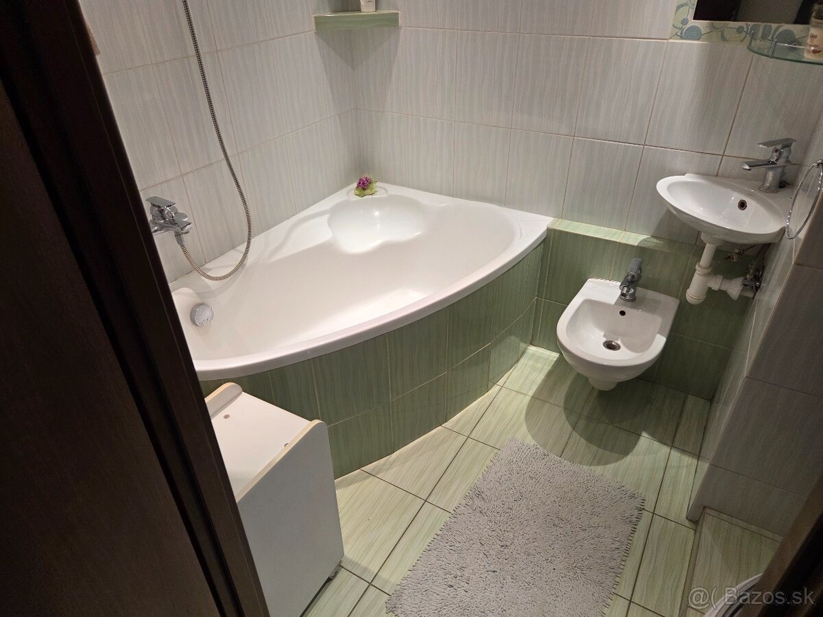 Priestranný zrekonštruovaný päťizbový byt v Banskej Bystrici - 14