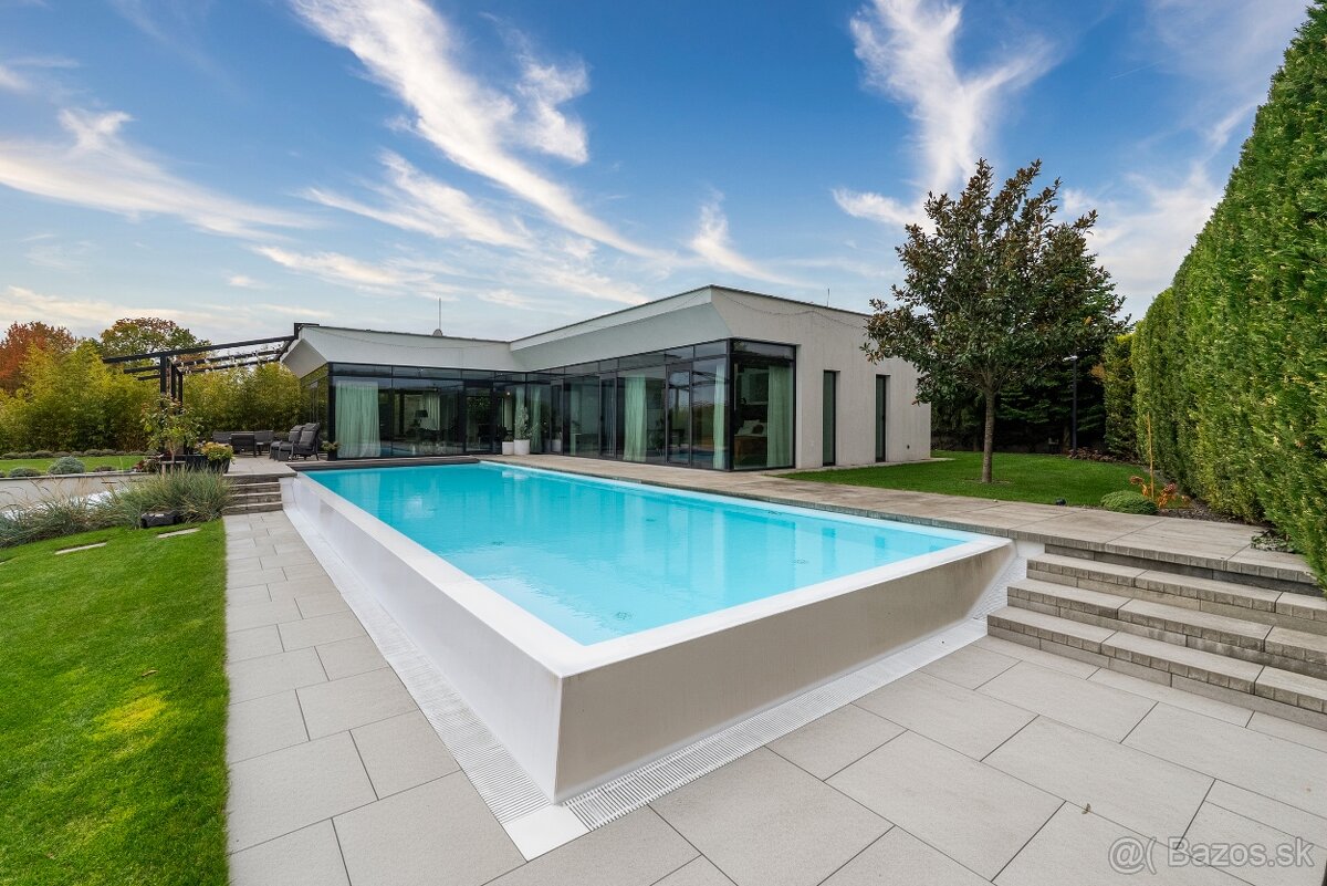 Nadštandardný 4-izbový rodinný dom s bazénom, výhľadom a súk - 14