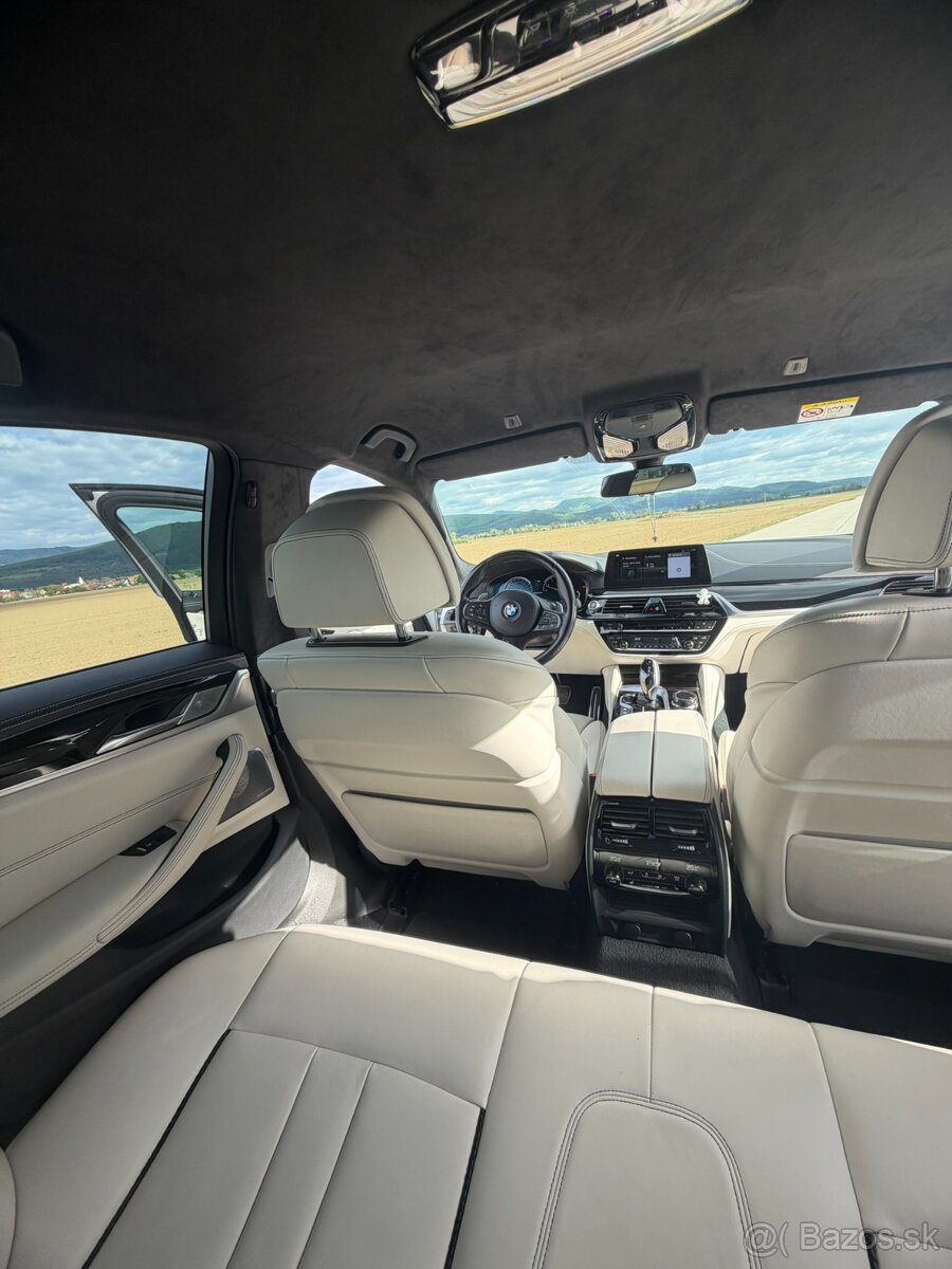 BMW M550i xDrive - 14