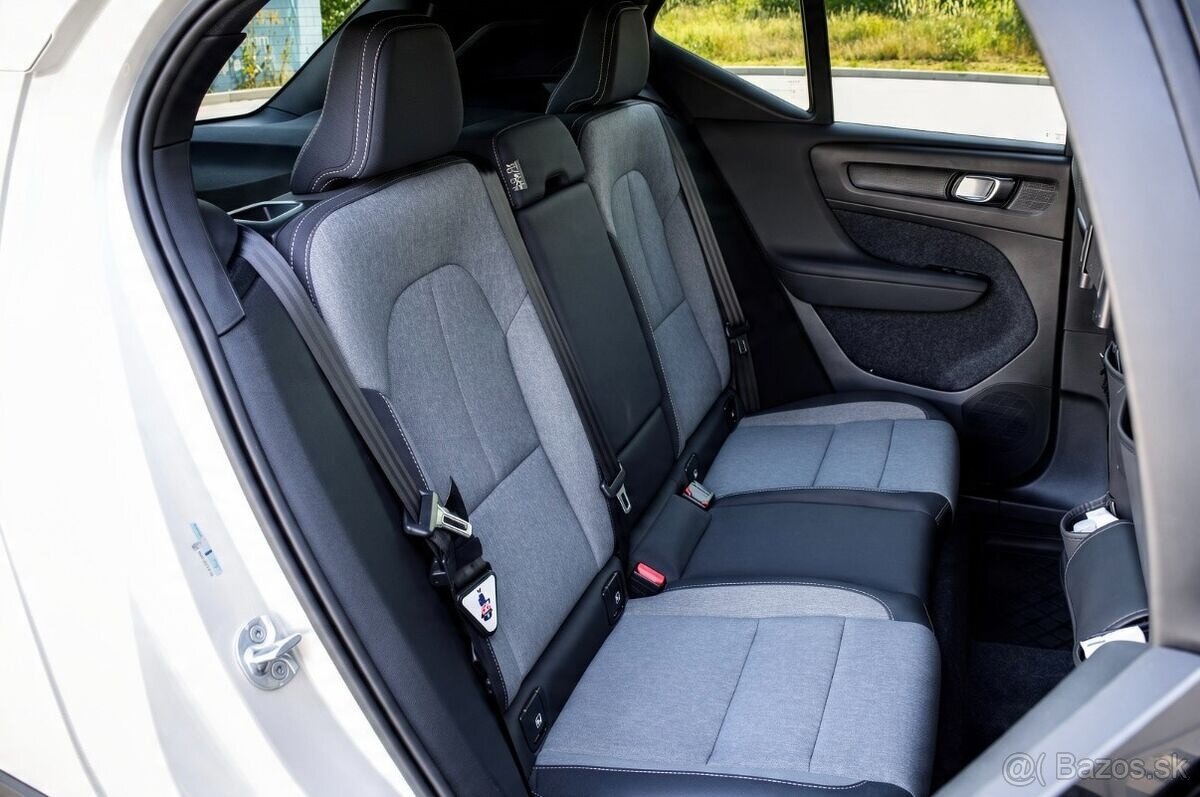 Volvo XC40 2.0 B3 mHEV Plus Dark, FINANCOVANIE - 14