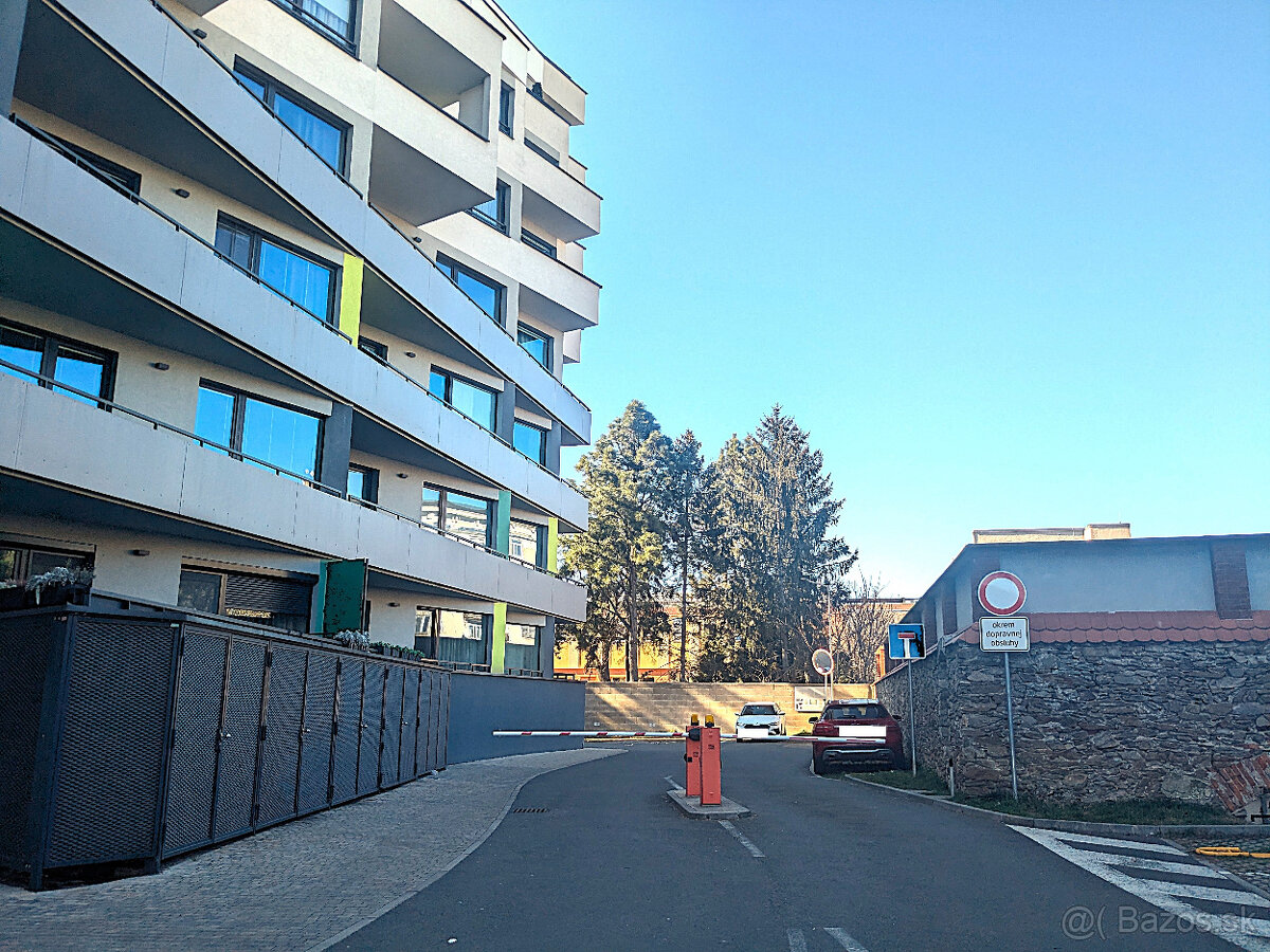 Vnútorné parkovacie miesto blízko Centra, Strojárenská - 14