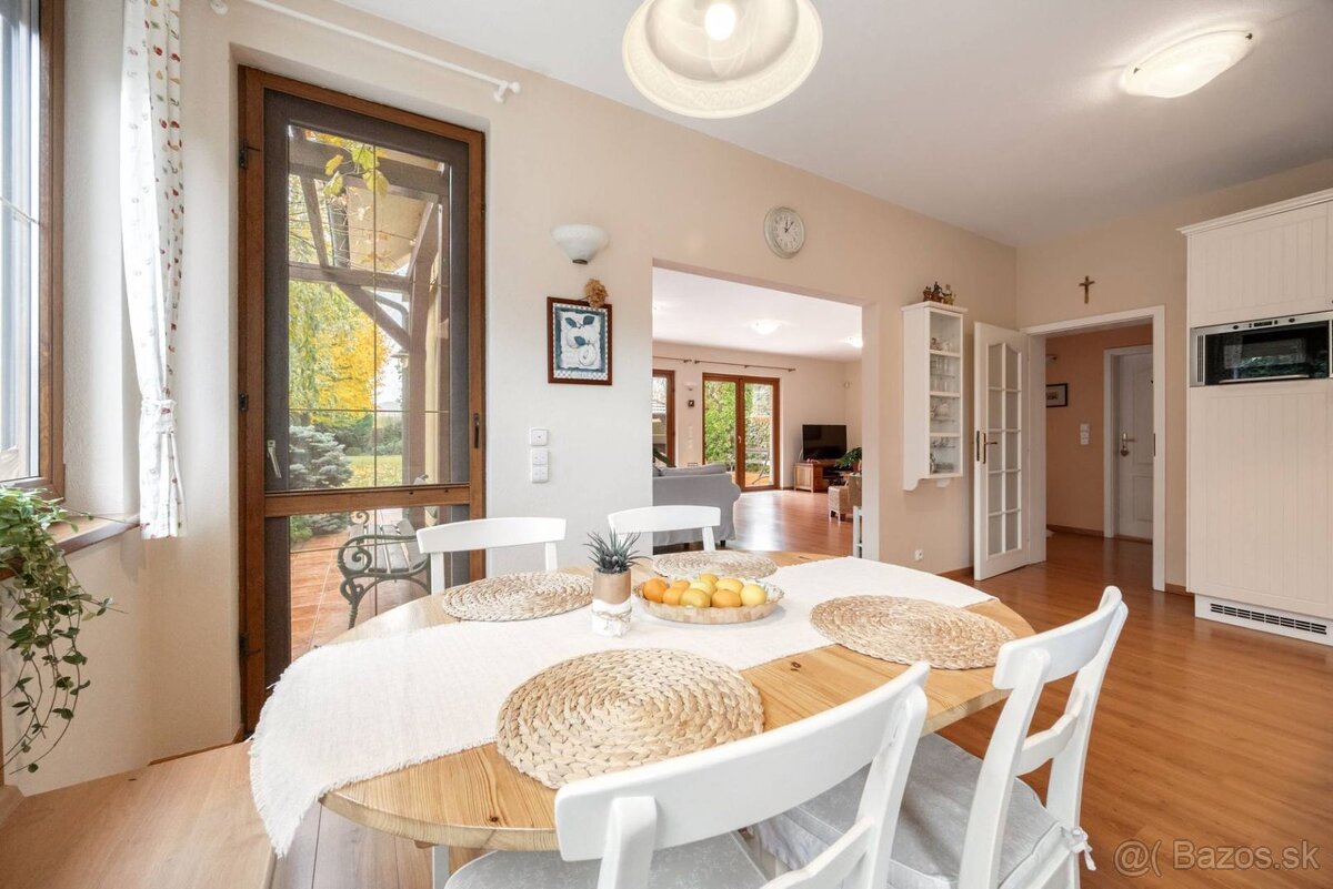 Priestranný 6-izbový rodinný dom s dvojgarážou a krásnou záh - 14