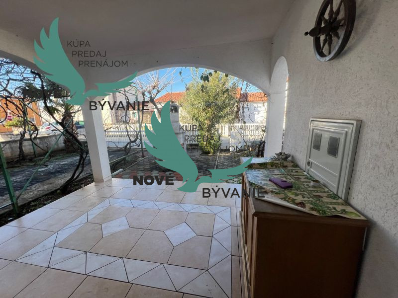 Dom s troma apartmánmi blízko mora v Chorvátsku - 14