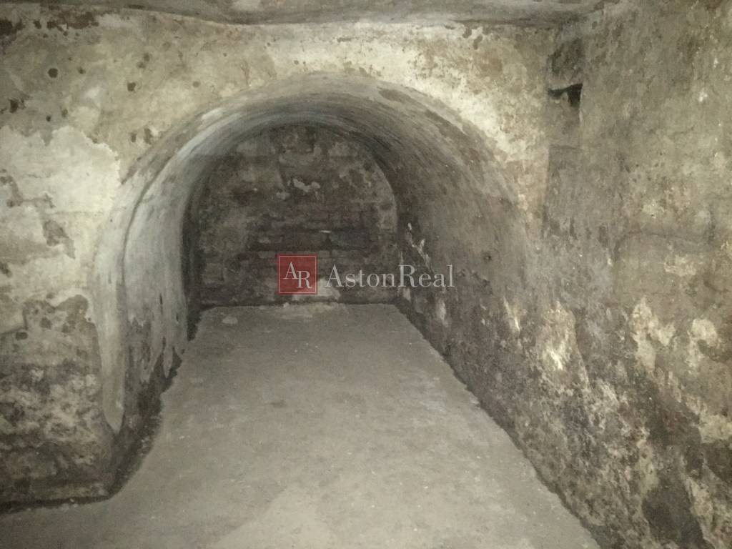 HISTORICKÁ BUDOVA / DOM - OBCHODY a BYTY v centre mesta Šahy - 14