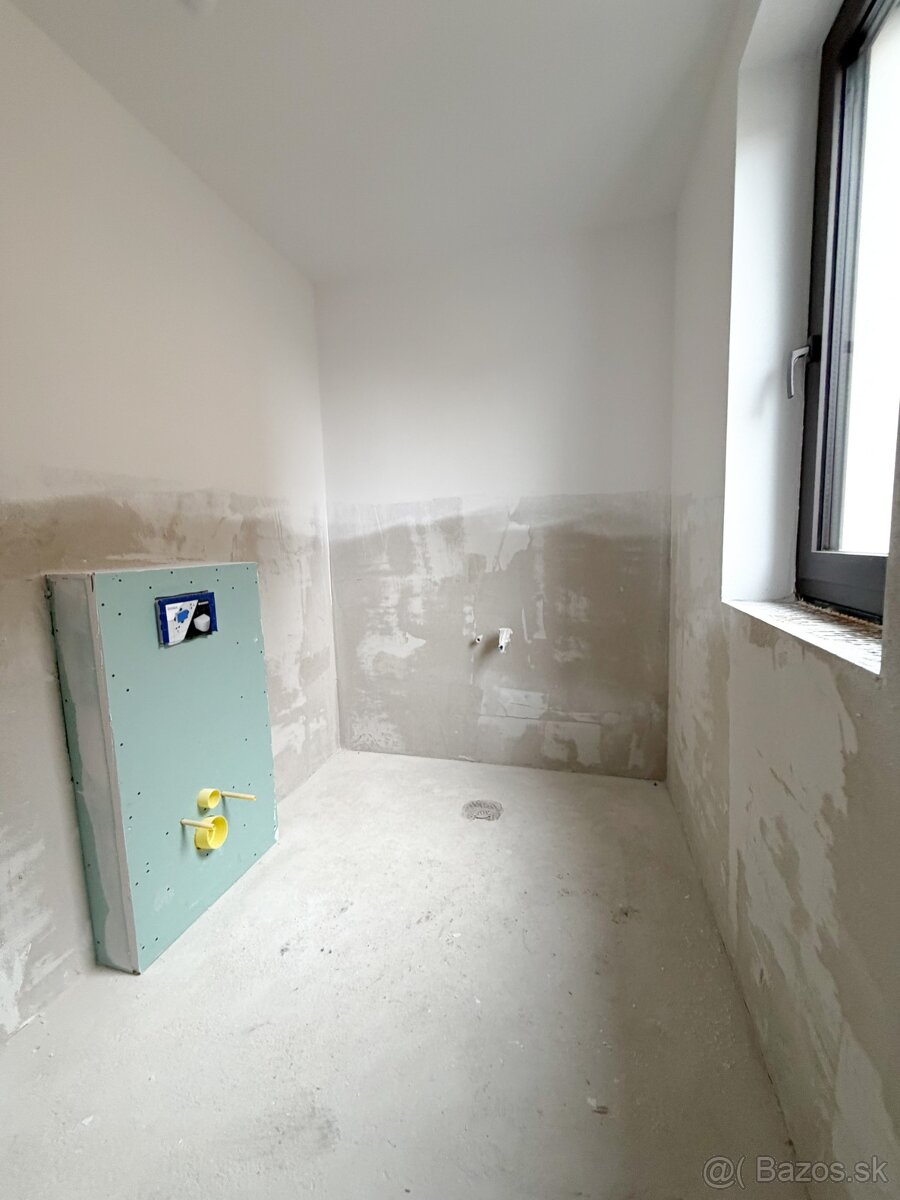 MODERNÝ DVOJDOM V POVODE- VEĽKÝ POZEMOK - 14