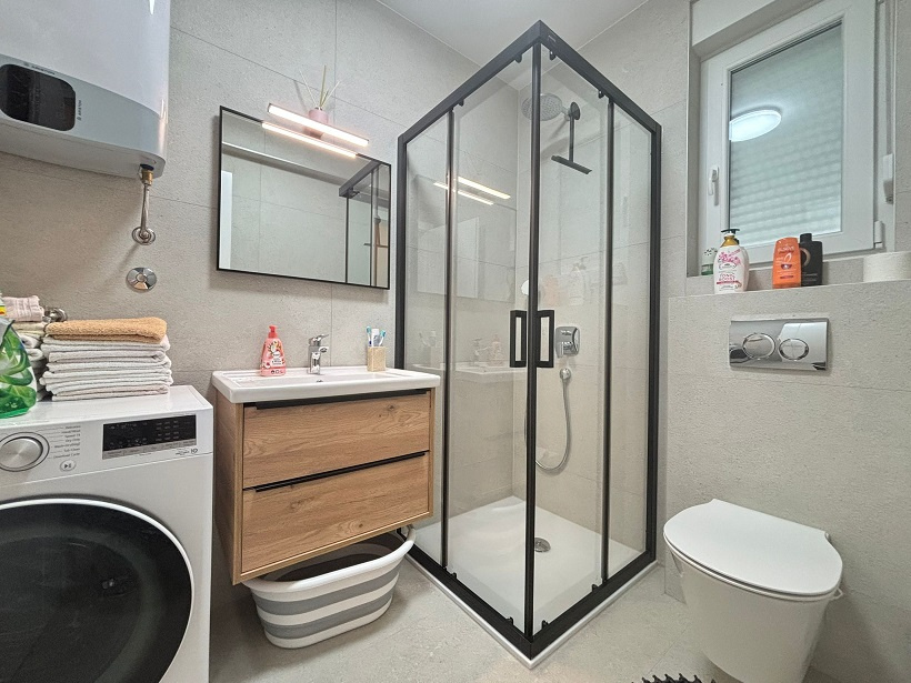 Chorvátsko-Trojizbový apartmán s veľkou terasou blízko pláže - 14