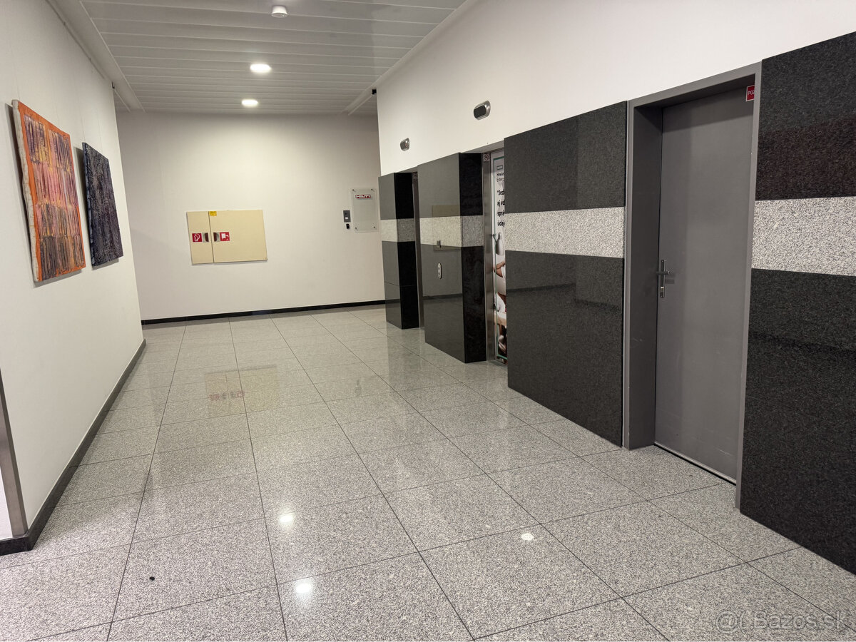 Prenájom kancelárskeho priestoru 380m² na ulici Galvaniho v - 14