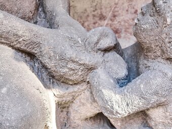 Obrie pieskovcové súsošie „Matka s dieťaťom” z obdobia prvej - 14