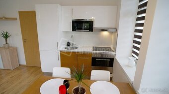 NOVÁ CENA Štýlový investičný  2 izbák s balkónom a parkov - 14