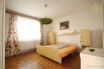 Priestranný rodinný dom v tichej ulici obce Chrastince, okre - 14