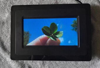 Predám digitálny fotorámik Jaytech s kamerou Aipyek - 14