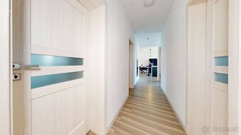 Krásny moderný dom na pešo od jazera - 14