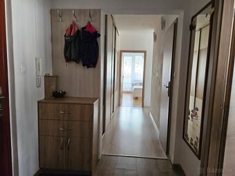 Predám slnečný priestranný 3-izbový byt v Novej Bani (74 m²) - 14