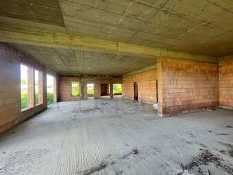 2341 NA PREDAJ ROZOSTAVANÝ DOM NA VEĽKORYSOM POZEMKU - 14