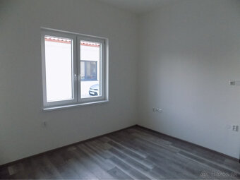 Novostavba domu v Kolárove s kuchynskou linkou + solárne pan - 14