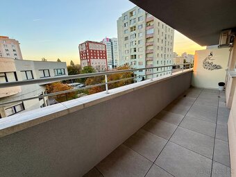 Na predaj priestranný 2 izbový byt v Ružinove s parkovaním - 14