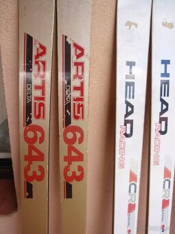 Lyžařská výbava - 9 párů lyží, hůlky, boty - 14