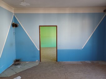 Budova s veľkým potenciálom v centre Modrého Kameňa - 14